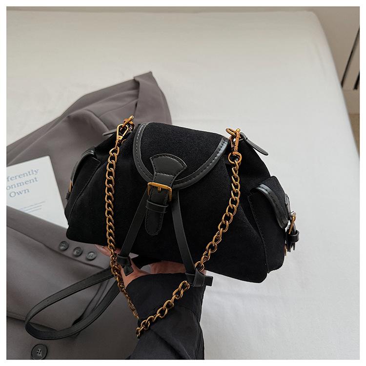 Повседневная замшевая сумка-багет большой вместимости, новая модная модель 2025 года, универсальная женская сумка через плечо для通勤 чёрный
Повседневная замшевая сумка-багет большой вместимости, новая модная модель 2025 года, универсальная женская сумка через плечо для通勤 чёрный