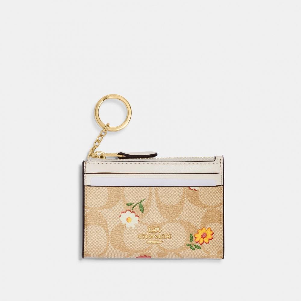 Миниатюрный узкий чехол Coach из фирменной канвы с ностальгическим принтом в стиле Ditsy
Миниатюрный узкий чехол Coach из фирменной канвы с ностальгическим принтом в стиле Ditsy