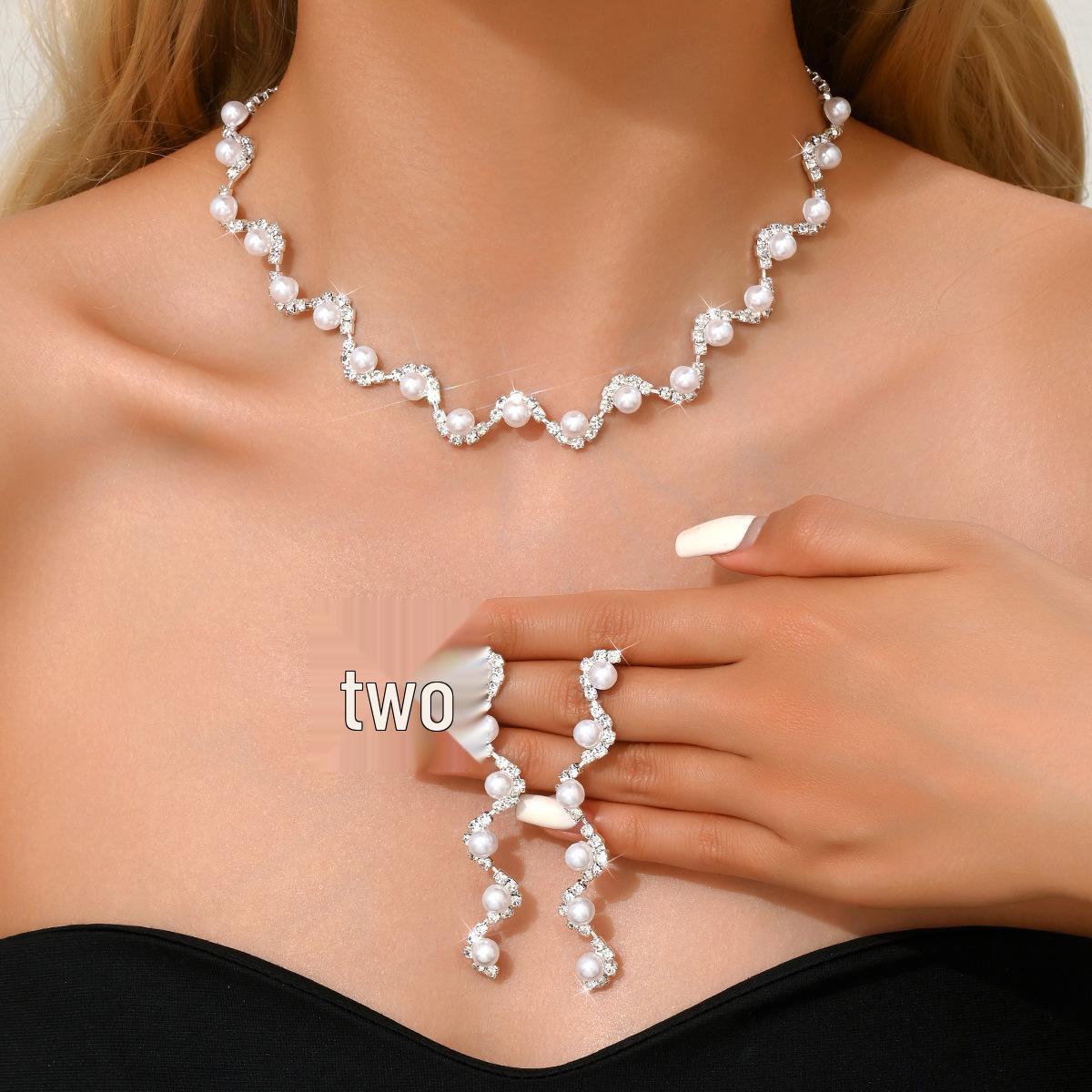 Elegant Zircon Jewelry Set: Claw Chain Necklace, Earrings & Bracelet - Perfect for Evening Wear
Elegant Zircon Jewelry Set: Claw Chain Necklace, Earrings & Bracelet - Perfect for Evening Wear