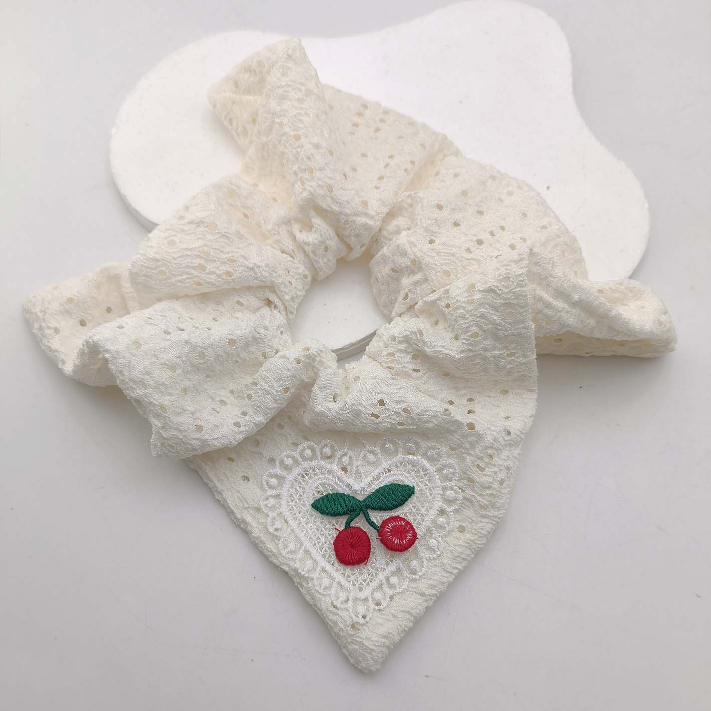 1pc New high-value cherry pure white hollow fabric square scarf with large intestine headband and sweet headband hair accessory
1pc New high-value cherry pure white hollow fabric square scarf with large intestine headband and sweet headband hair accessory