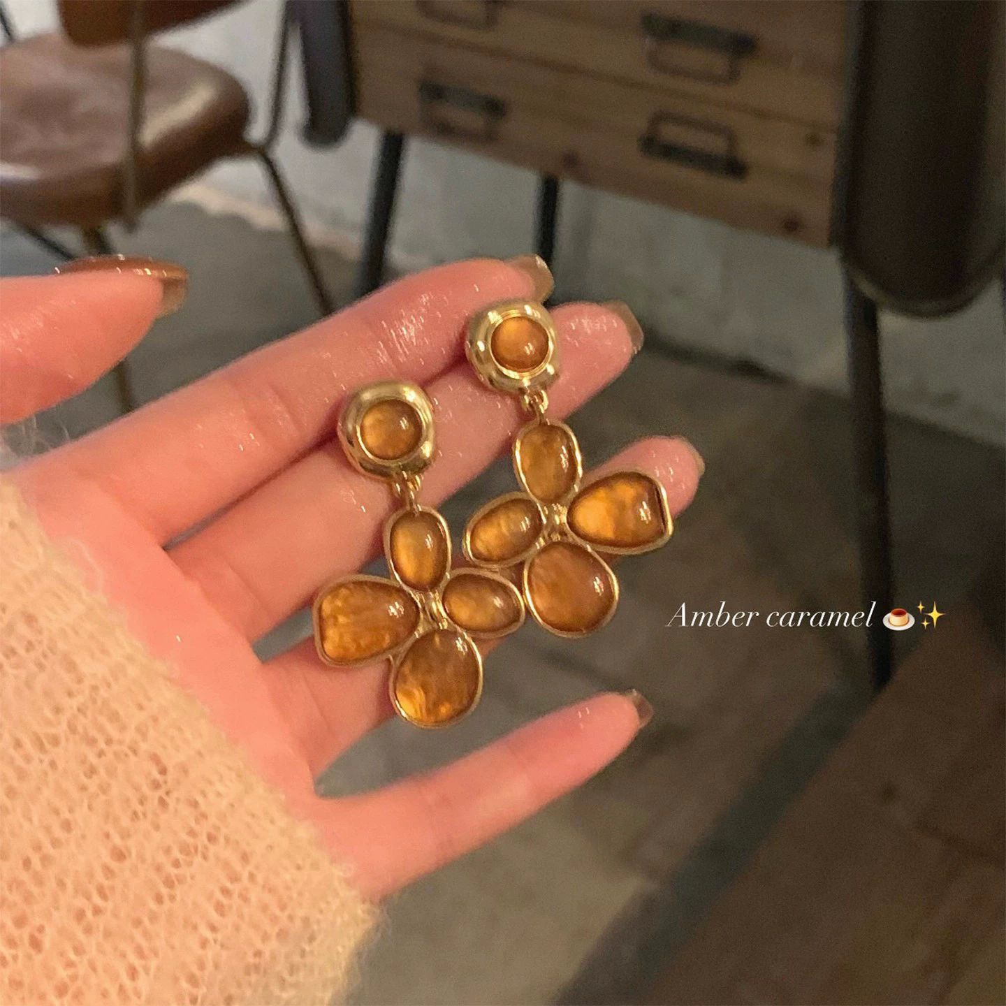 Maillard amber tiger s eye stone earrings women s light luxury niche high-end earrings retro autumn and winter unique versatile earrings
Maillard amber tiger s eye stone earrings women s light luxury niche high-end earrings retro autumn and winter unique versatile earrings