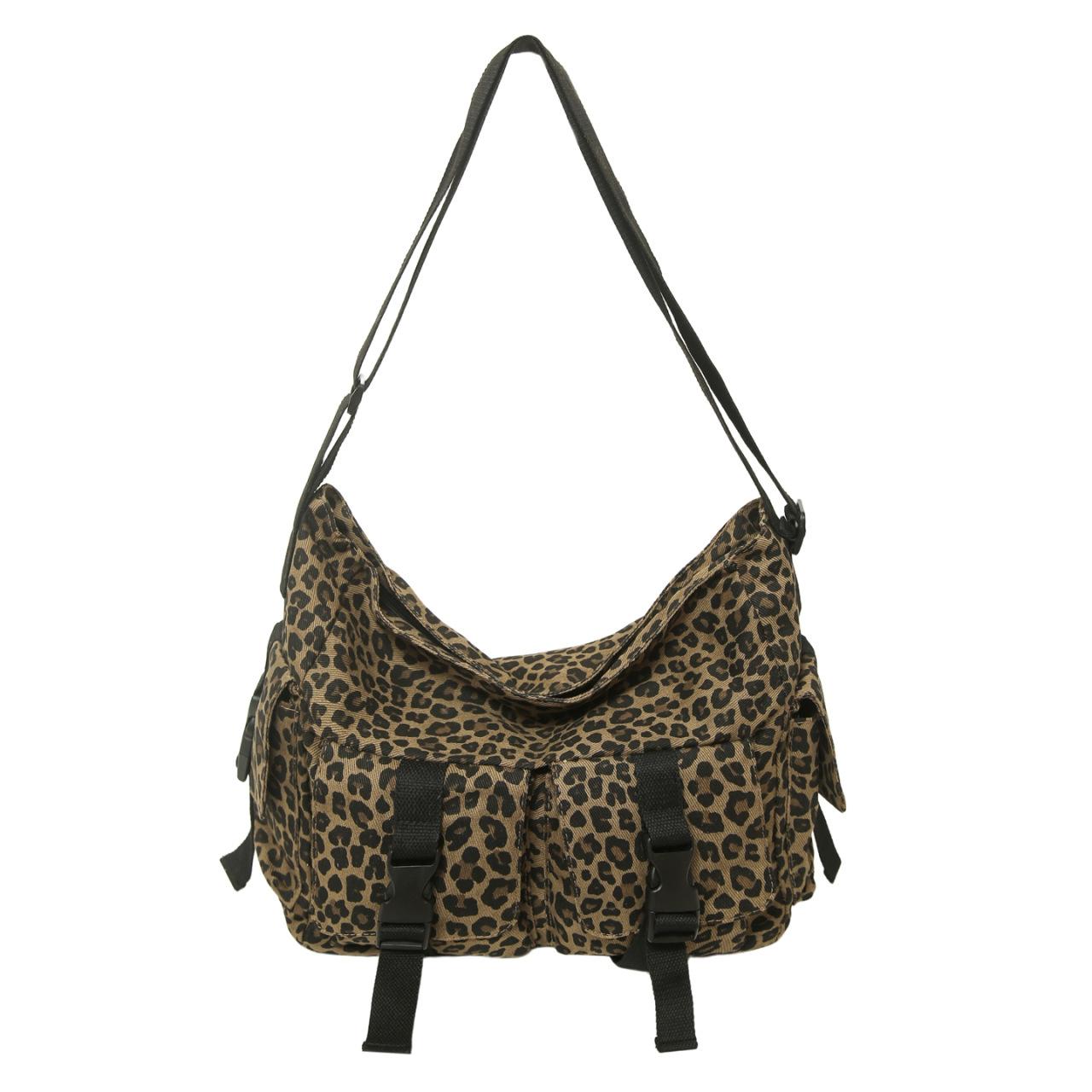 Autumn and winter leopard print messenger bag wind retro canvas bag bag female student large capacity messenger bag хакі
Autumn and winter leopard print messenger bag wind retro canvas bag bag female student large capacity messenger bag хакі