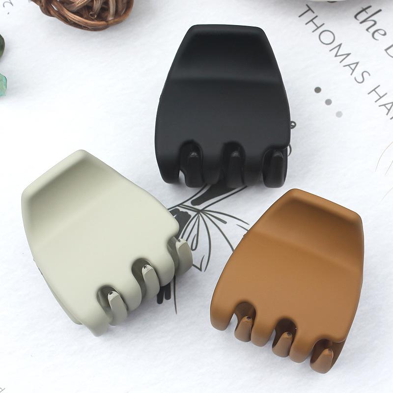 Matte Brown Geometric Small Claw Clip: Adds Volume, Versatile Trapezoidal Shark Clip for High Ponytails
Matte Brown Geometric Small Claw Clip: Adds Volume, Versatile Trapezoidal Shark Clip for High Ponytails