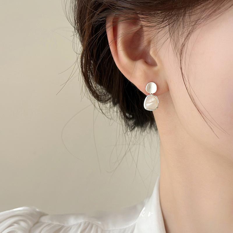 Irregular geometric acetate plate earrings women s fashion simple stud earrings light luxury high-end new earrings
Irregular geometric acetate plate earrings women s fashion simple stud earrings light luxury high-end new earrings