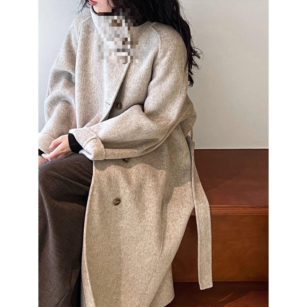 Women s 2024 Autumn/Winter Stand Collar Cashmere Coat - Mid-Length, Double-Sided, Waist-Cinched. L (145-160 lbs)
Women s 2024 Autumn/Winter Stand Collar Cashmere Coat - Mid-Length, Double-Sided, Waist-Cinched. L (145-160 lbs)