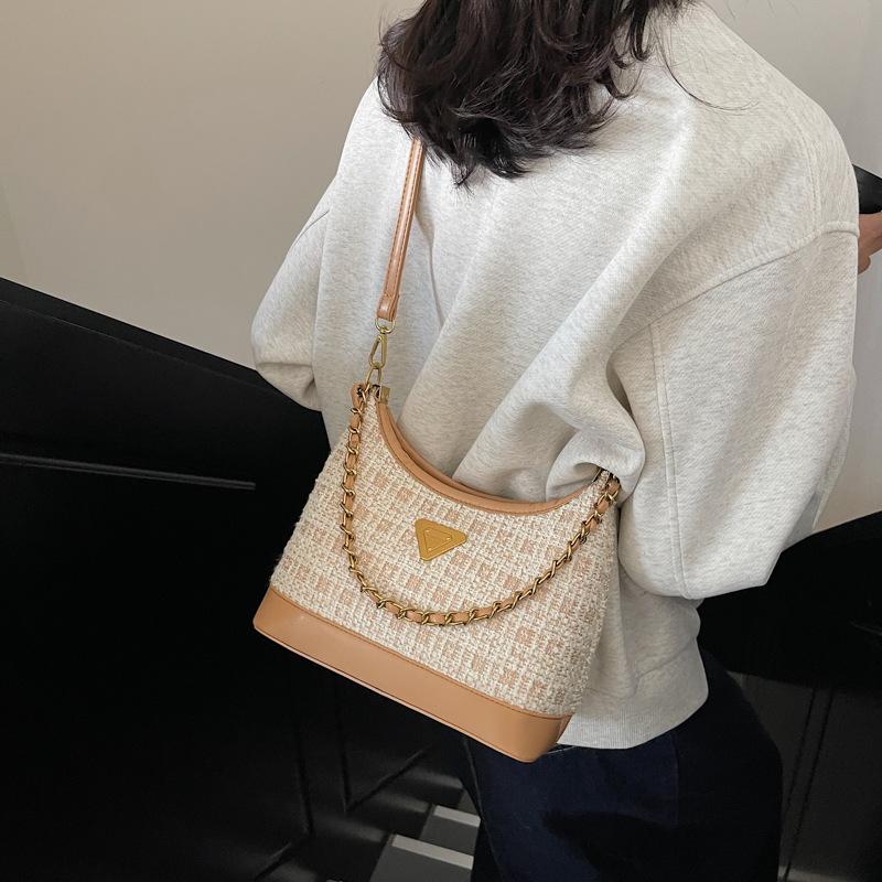 Underarm bag women s 2025 new messenger bucket bag winter popular casual fashion versatile commuter shoulder bag 24*11*20 темно-коричневого кольору
Underarm bag women s 2025 new messenger bucket bag winter popular casual fashion versatile commuter shoulder bag 24*11*20 темно-коричневого кольору