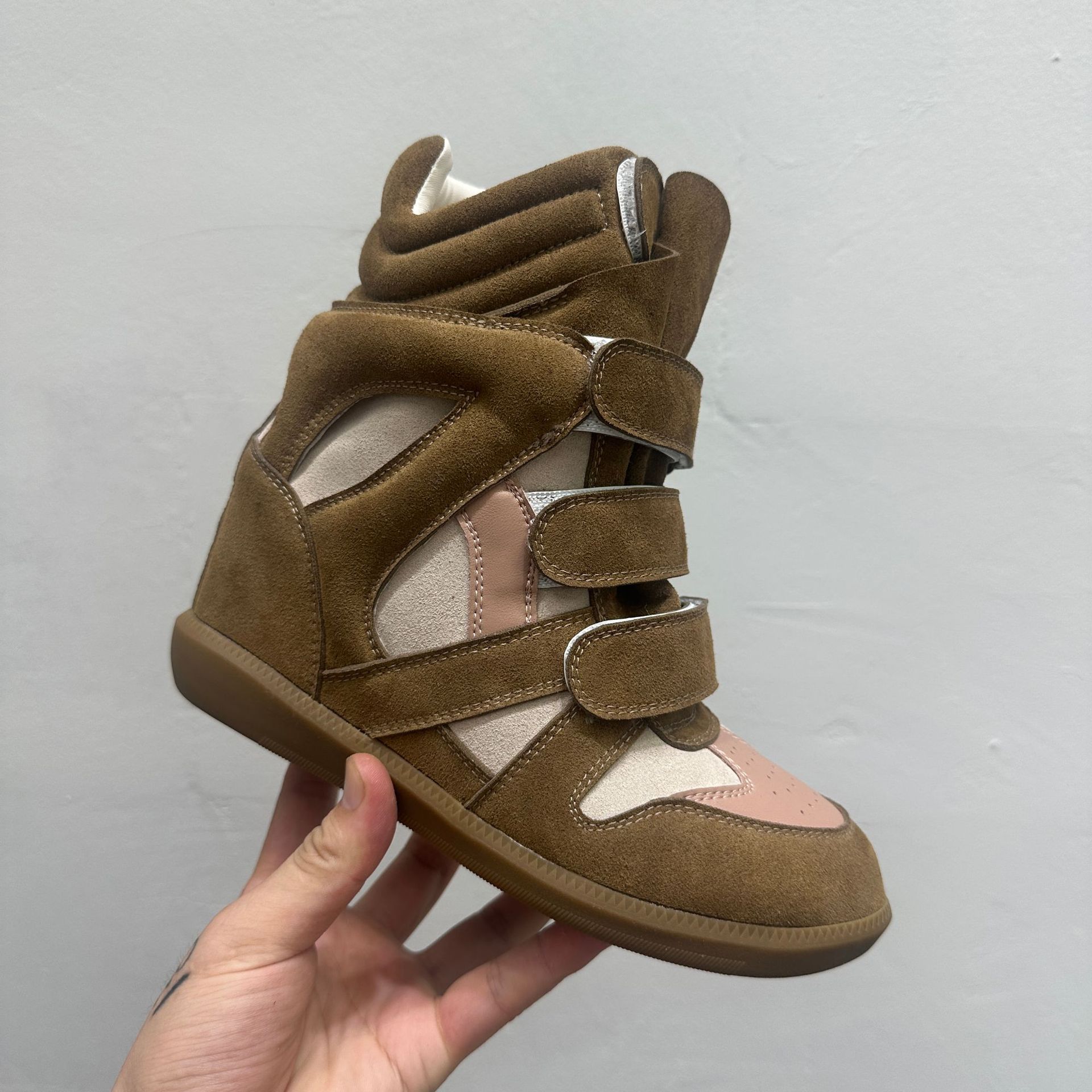 Men Women Sports Shoes Street Star s 5.5CM Height increasing Leisure Hiking Women s Suitable for Daily Wear and Various Occasions 39
Men Women Sports Shoes Street Star s 5.5CM Height increasing Leisure Hiking Women s Suitable for Daily Wear and Various Occasions 39