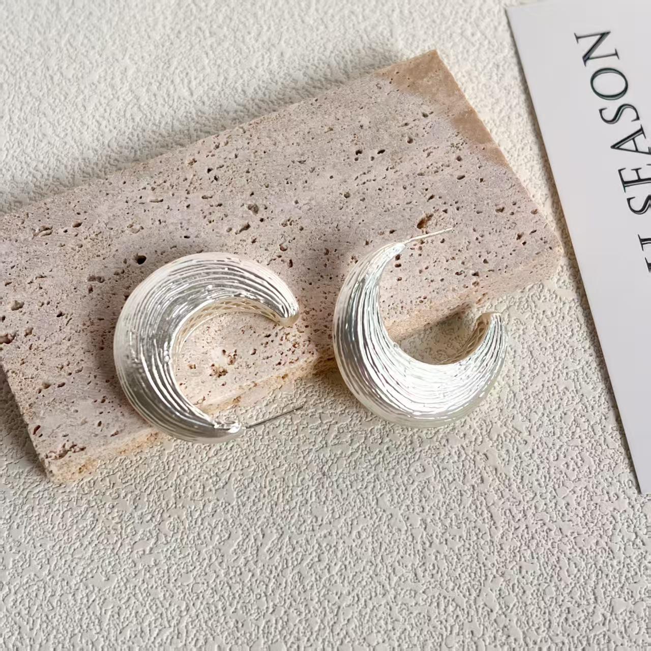 Niche European-American High-End Geometric Retro Stud Earrings with Unique Cold Style Design
Niche European-American High-End Geometric Retro Stud Earrings with Unique Cold Style Design