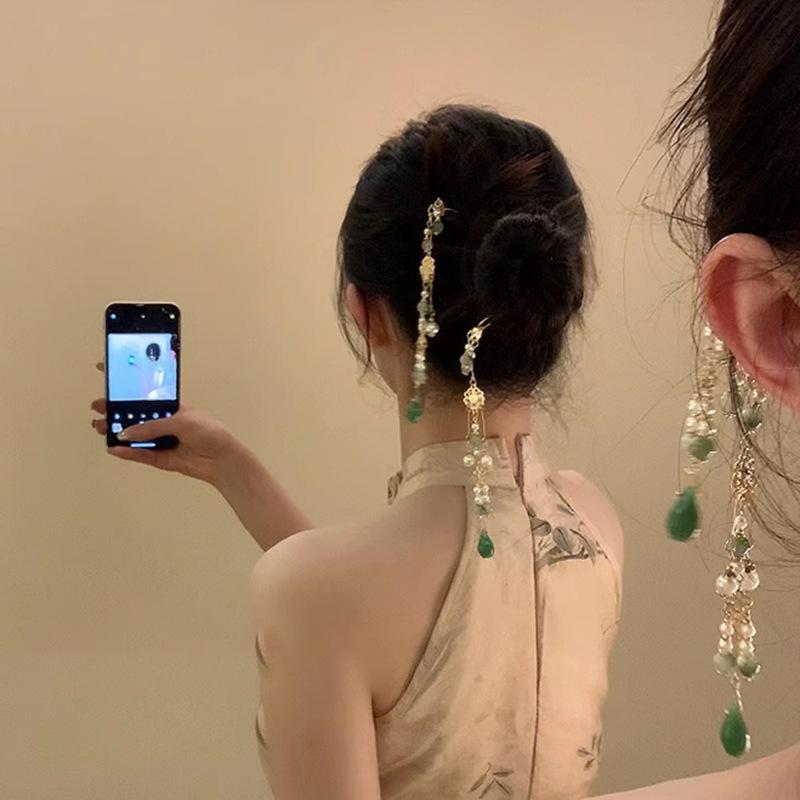 New Chinese style water drop glazed pearl fringed hairpin fashion high sense hairpin Mori series personality versatile hair accessories
New Chinese style water drop glazed pearl fringed hairpin fashion high sense hairpin Mori series personality versatile hair accessories