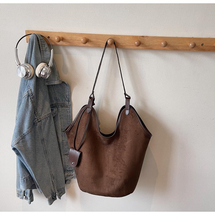 Замшевая матовая осенне-зимняя сумка через плечо новая сумка-тоут большой вместимости контрастного цвета текстурная портативная сумка темно-коричневого
Замшевая матовая осенне-зимняя сумка через плечо новая сумка-тоут большой вместимости контрастного цвета текстурная портативная сумка темно-коричневого