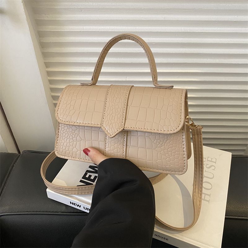 Premium niche design bag women s autumn and winter new shoulder messenger bag retro versatile portable small square bag хакі
Premium niche design bag women s autumn and winter new shoulder messenger bag retro versatile portable small square bag хакі