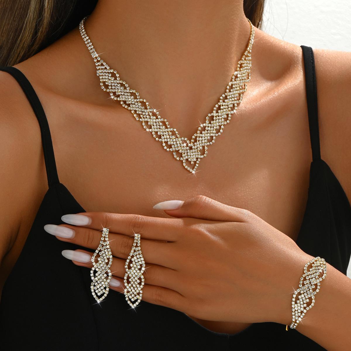 Ожерелье, серьги, браслет из трех частей, свадебные аксессуары для ужина со стразами
Ожерелье, серьги, браслет из трех частей, свадебные аксессуары для ужина со стразами