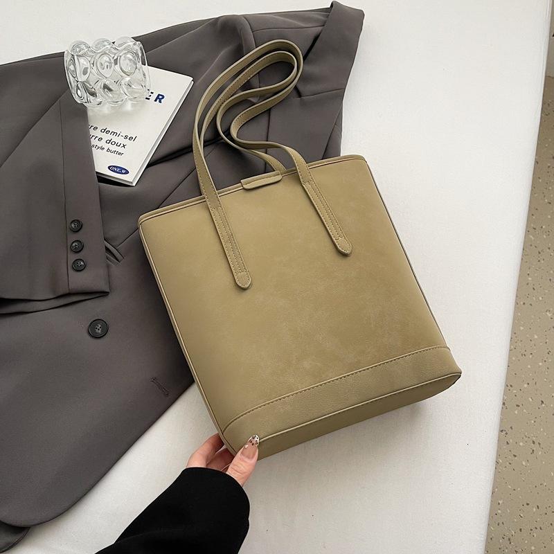 Retro simple large-capacity underarm bucket bag women s new fashion niche commuter shoulder bag
Retro simple large-capacity underarm bucket bag women s new fashion niche commuter shoulder bag