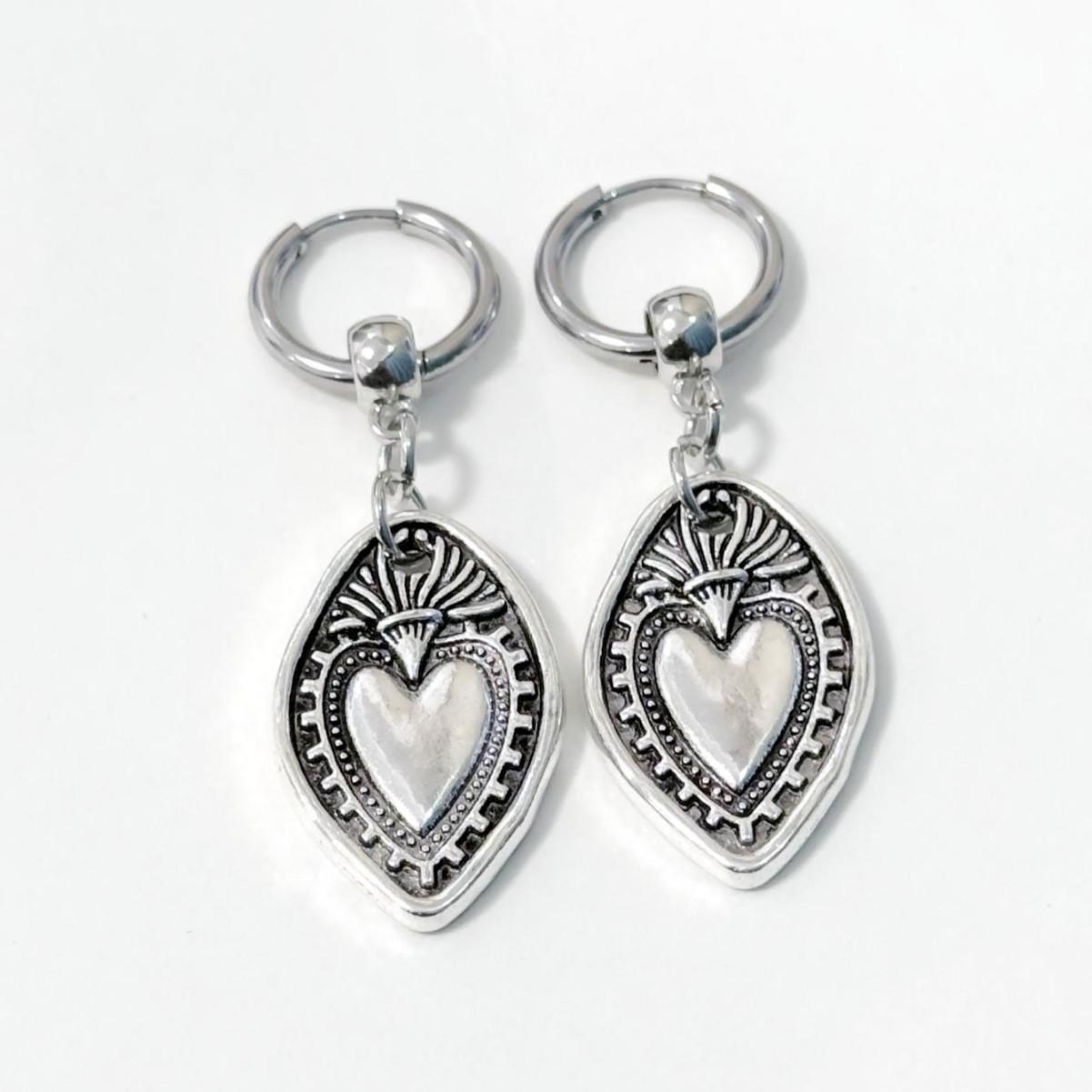 Bohemian Retro Gold Color Shield Heart-shaped Relief Pendant Dangle Earrings for Women Personality Trendy Jewelry Accessory Gift
Bohemian Retro Gold Color Shield Heart-shaped Relief Pendant Dangle Earrings for Women Personality Trendy Jewelry Accessory Gift