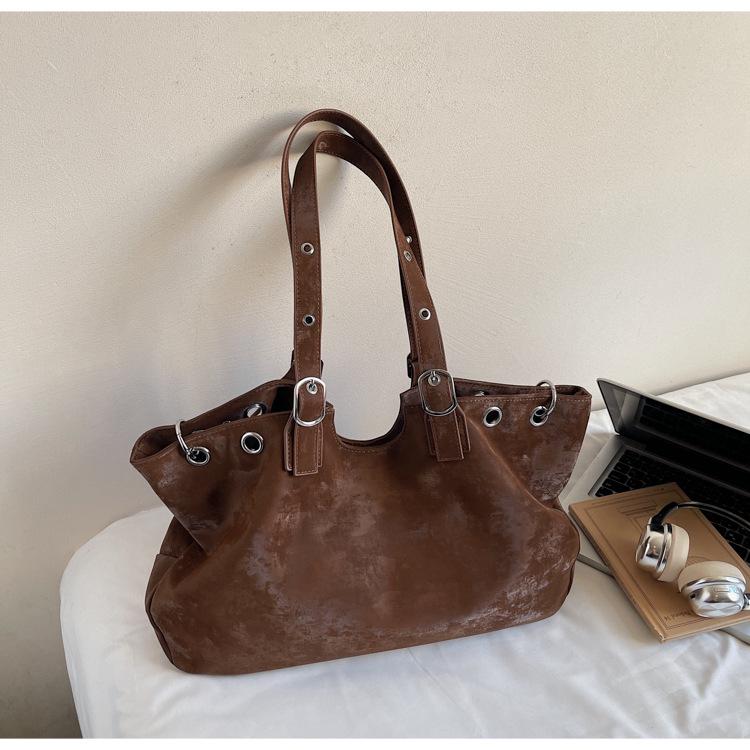 Trendy Retro Large Capacity Rivet Leather Women s Shoulder Bag кавовий
Trendy Retro Large Capacity Rivet Leather Women s Shoulder Bag кавовий