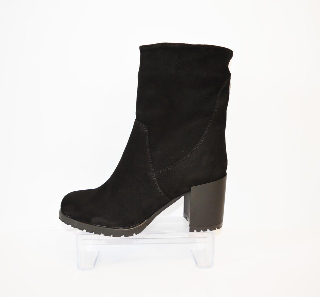 Черевики El Passo тисячі вісімсот шістьдесят чотири 38 Чорні замша 39 чорний
Черевики El Passo тисячі вісімсот шістьдесят чотири 38 Чорні замша 39 чорний