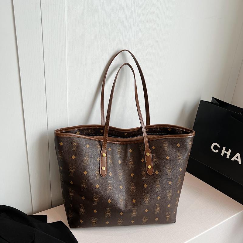 Весенне-летняя сумка большой вместимости 2025 новая женская сумка модная деловая ретро сумка через плечо сумка-тоут для занятий для студентки темно-коричневого
Весенне-летняя сумка большой вместимости 2025 новая женская сумка модная деловая ретро сумка через плечо сумка-тоут для занятий для студентки темно-коричневого