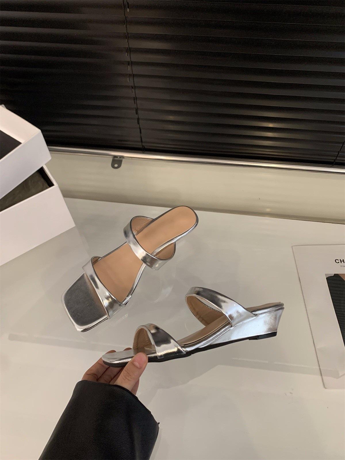 Slope heel simple and versatile one-word slippers women s shoes wear new skirt sandals 40 серебряный
Slope heel simple and versatile one-word slippers women s shoes wear new skirt sandals 40 серебряный