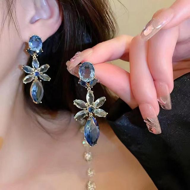 Новые роскошные синие хрустальные серьги-подвески с цветком-капелькой, нежные элегантные модные женские свадебные украшения для помолвки
Новые роскошные синие хрустальные серьги-подвески с цветком-капелькой, нежные элегантные модные женские свадебные украшения для помолвки