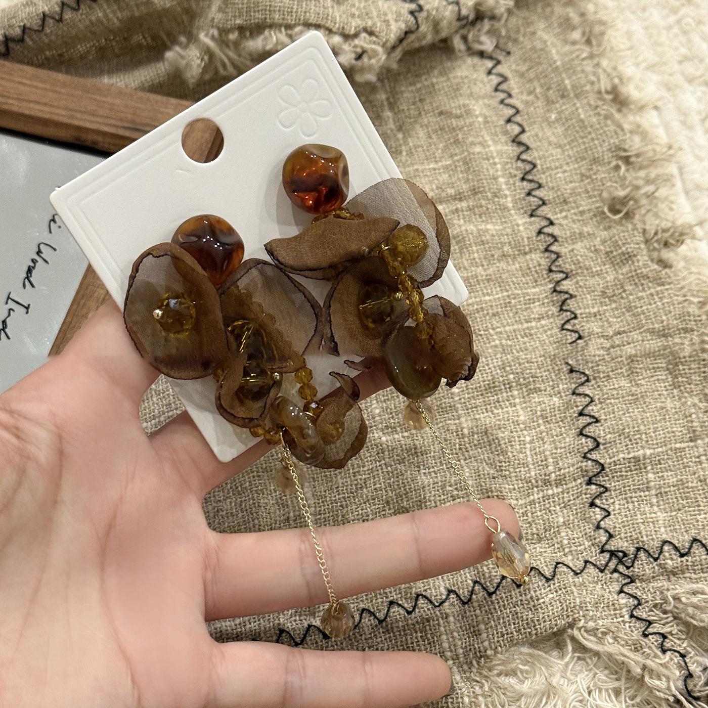 Срібні сережки-гвоздики з шифону, квіткою та смолою, ретро, Y2K - високоякісні нішеві ювелірні вироби
Срібні сережки-гвоздики з шифону, квіткою та смолою, ретро, Y2K - високоякісні нішеві ювелірні вироби