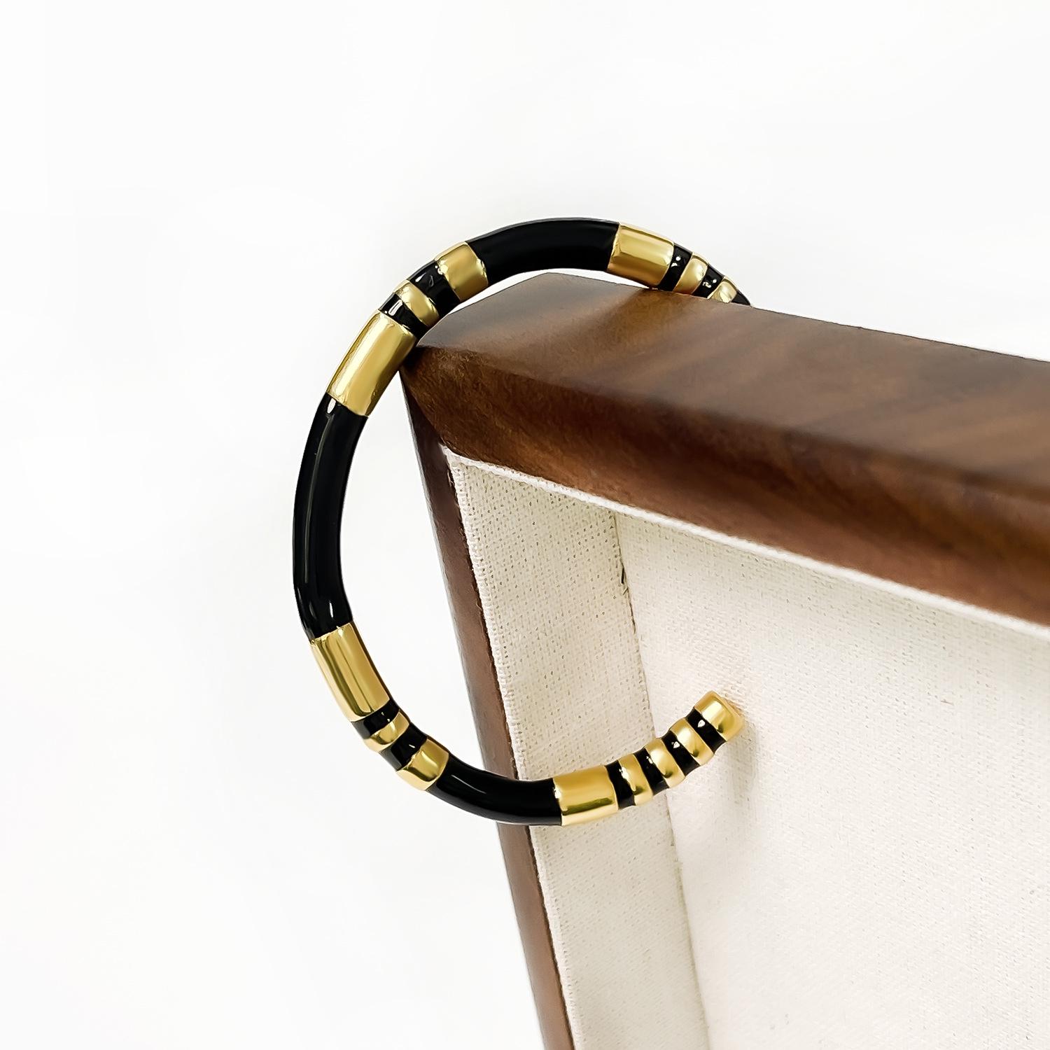 18K Stainless Steel Enamel Bracelet – Waterproof, Color-Retentive, Black & White, Thin, Niche Design чорний
18K Stainless Steel Enamel Bracelet – Waterproof, Color-Retentive, Black & White, Thin, Niche Design чорний
