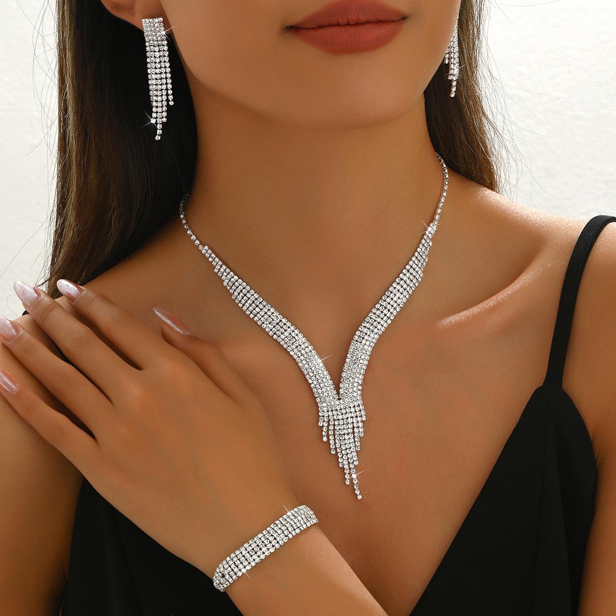 Набор украшений с кисточками-капельками Pinduoduo: Ожерелье, Серьги, Браслет - Элегантная Легкая Роскошь для Женщин
Набор украшений с кисточками-капельками Pinduoduo: Ожерелье, Серьги, Браслет - Элегантная Легкая Роскошь для Женщин