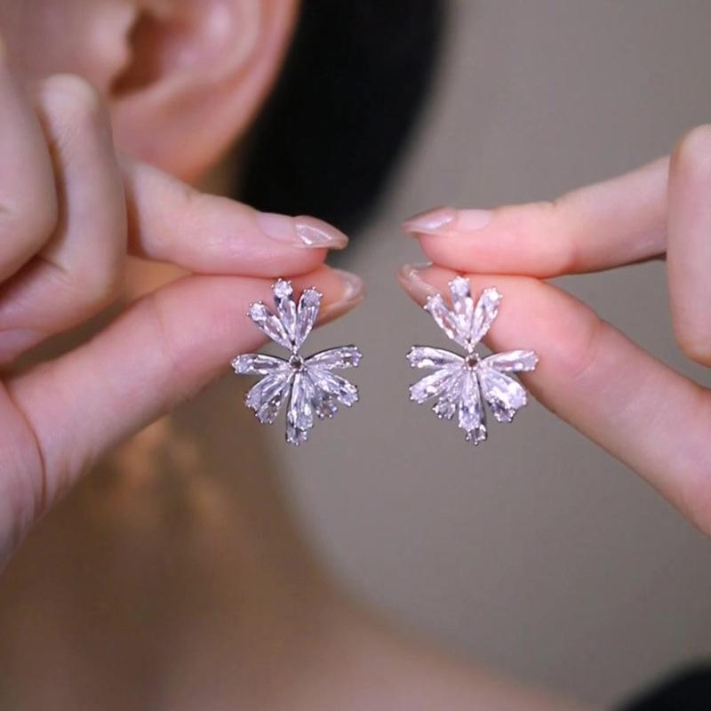 Silver needle zircon flower earrings, new popular fashionable exquisite earrings, light luxury high-end earrings for women
Silver needle zircon flower earrings, new popular fashionable exquisite earrings, light luxury high-end earrings for women