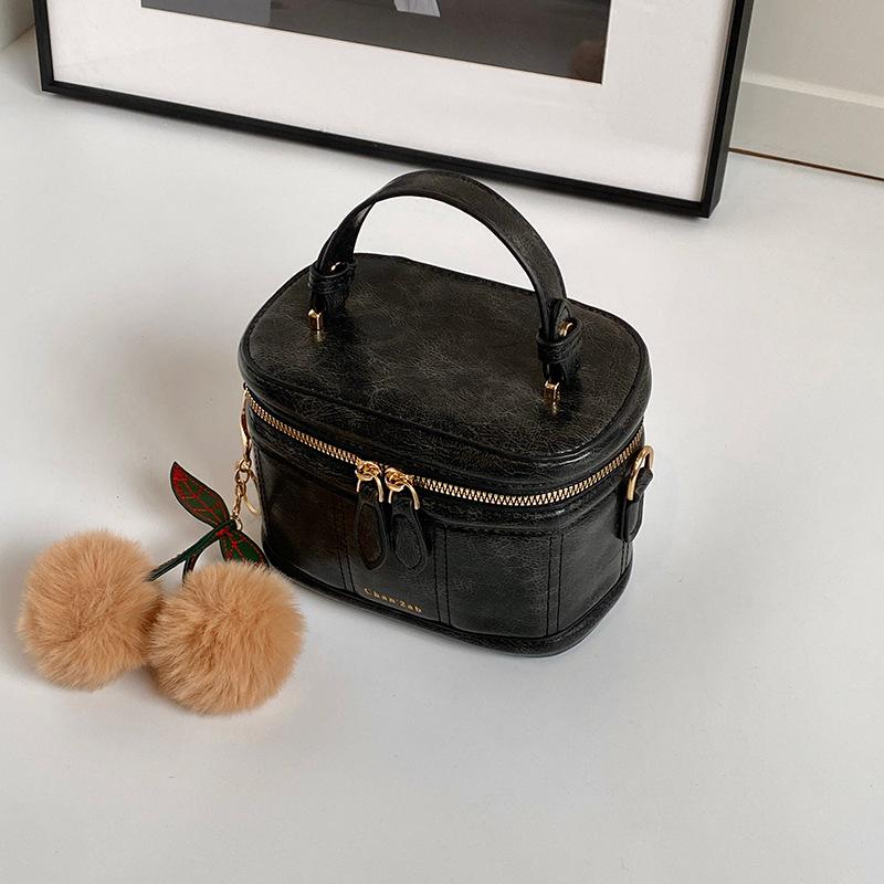 Сумка корейская высококачественная универсальная сумка-ведро осень-зима 2024 года в стиле ретро, новая нишевая дизайнерская сумка-мессенджер для женщин чёрный
Сумка корейская высококачественная универсальная сумка-ведро осень-зима 2024 года в стиле ретро, новая нишевая дизайнерская сумка-мессенджер для женщин чёрный