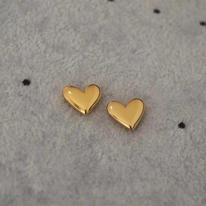 Elegant Heart Textured Gold-Plated Brass Stud Earrings with 925 Silver Posts in Japanese and Korean Fashion золотой
Elegant Heart Textured Gold-Plated Brass Stud Earrings with 925 Silver Posts in Japanese and Korean Fashion золотой