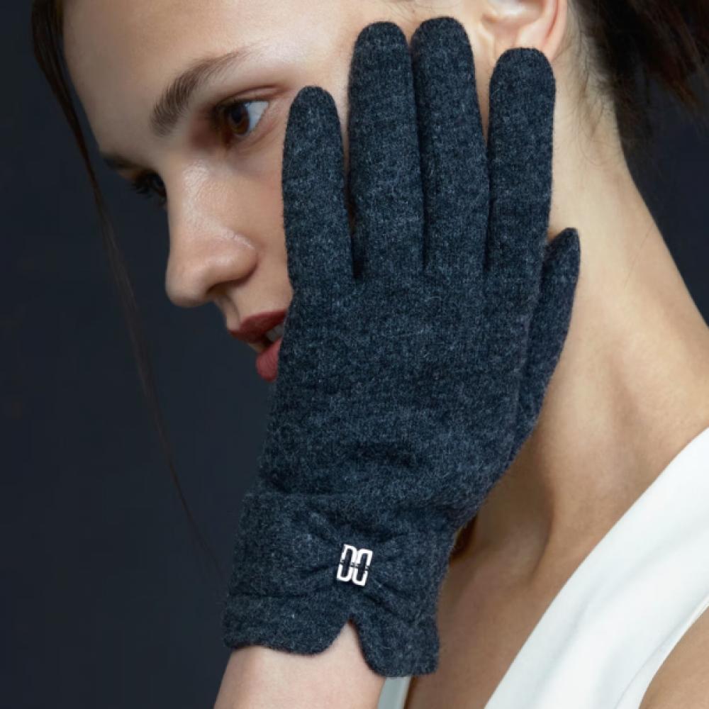 Daks Charcoal Grey Dd Ribbon Wool Touch Gloves Dcgv5f420cg Single option
Daks Charcoal Grey Dd Ribbon Wool Touch Gloves Dcgv5f420cg Single option