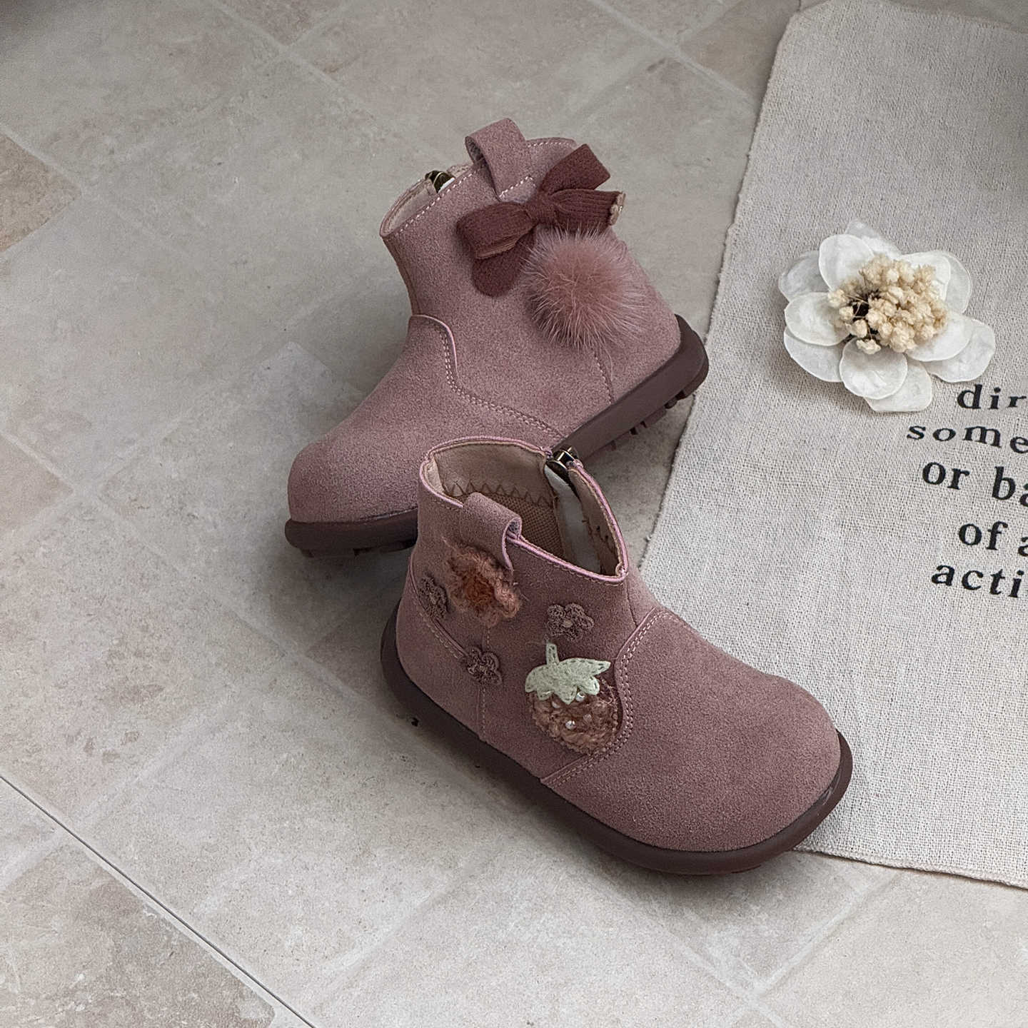 Милые детские зимние сапоги с клубничкой, модные короткие сапоги в корейском стиле, стильные хлопковые туфли для маленьких девочек 25 розовый
Милые детские зимние сапоги с клубничкой, модные короткие сапоги в корейском стиле, стильные хлопковые туфли для маленьких девочек 25 розовый