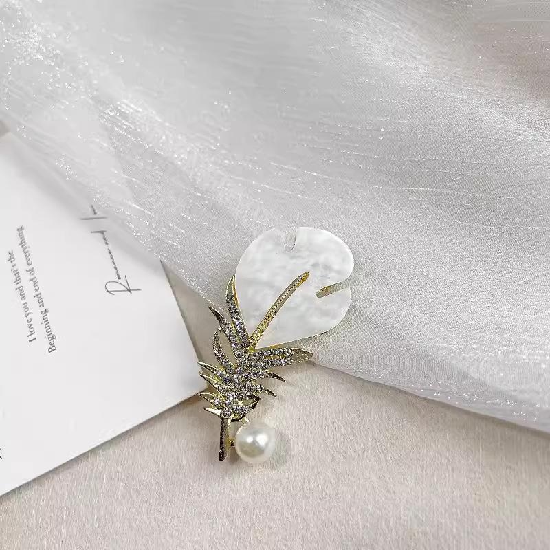 Новый белый рябчик с брошью в виде перьев из бриллиантов, небольшой ароматный легкий роскошный кардиган, костюм и аксессуары для защиты от ветра
Новый белый рябчик с брошью в виде перьев из бриллиантов, небольшой ароматный легкий роскошный кардиган, костюм и аксессуары для защиты от ветра