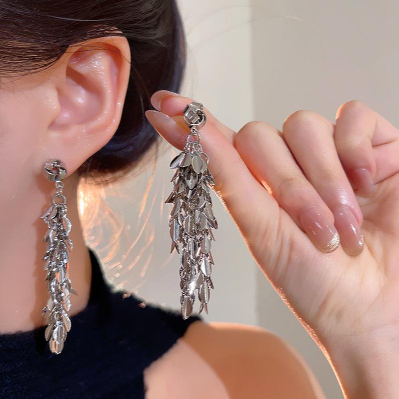 Spring and summer gold wheat ear fringed earrings women s high-end sense cold wind personalized long stud earrings new exaggerated earrings
Spring and summer gold wheat ear fringed earrings women s high-end sense cold wind personalized long stud earrings new exaggerated earrings