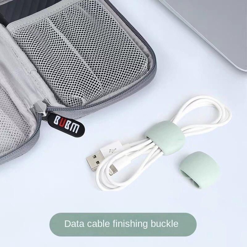 Travel Data Line Hub Отделка Пряжка Наушники Зарядная линия Отделка Намотка Хранение Пряжка Простая многофункциональная обмоточная пряжка.
Travel Data Line Hub Отделка Пряжка Наушники Зарядная линия Отделка Намотка Хранение Пряжка Простая многофункциональная обмоточная пряжка.