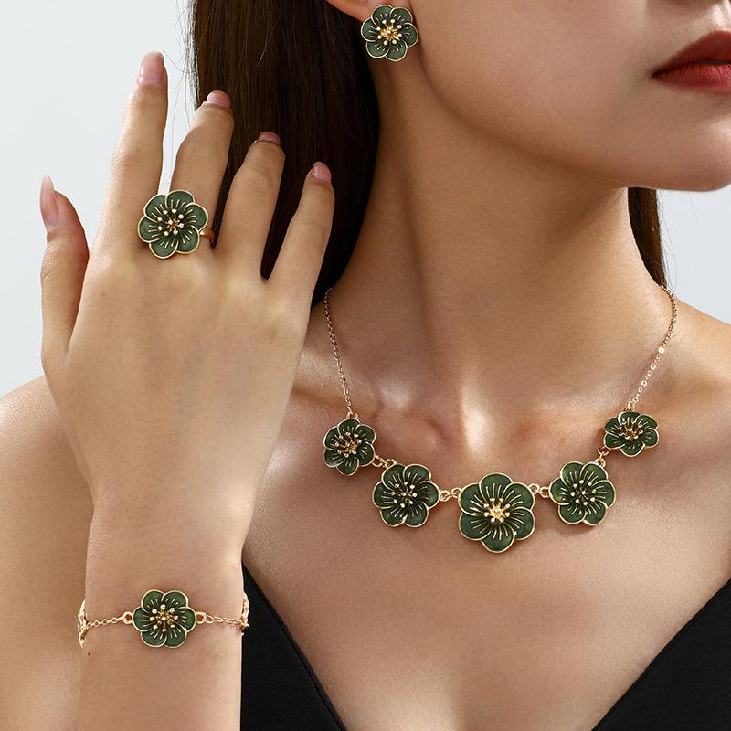 Vintage Drip Oil Flower Pendant Necklace Earrings Bracelet Ring Set for Women Elegant Floral Clavicle Chain Party Zircon Set
Vintage Drip Oil Flower Pendant Necklace Earrings Bracelet Ring Set for Women Elegant Floral Clavicle Chain Party Zircon Set