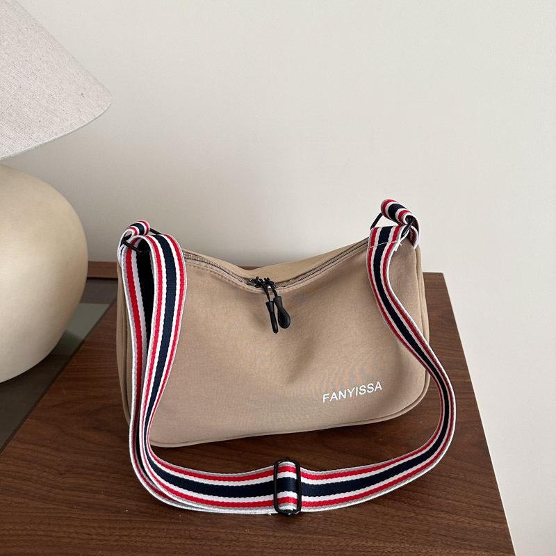 Повседневная сумка-тоут большой вместимости с широким плечевым ремнем, новая модная простая универсальная сумка-мессенджер через плечо для поездок на работу, под руку хаки
Повседневная сумка-тоут большой вместимости с широким плечевым ремнем, новая модная простая универсальная сумка-мессенджер через плечо для поездок на работу, под руку хаки