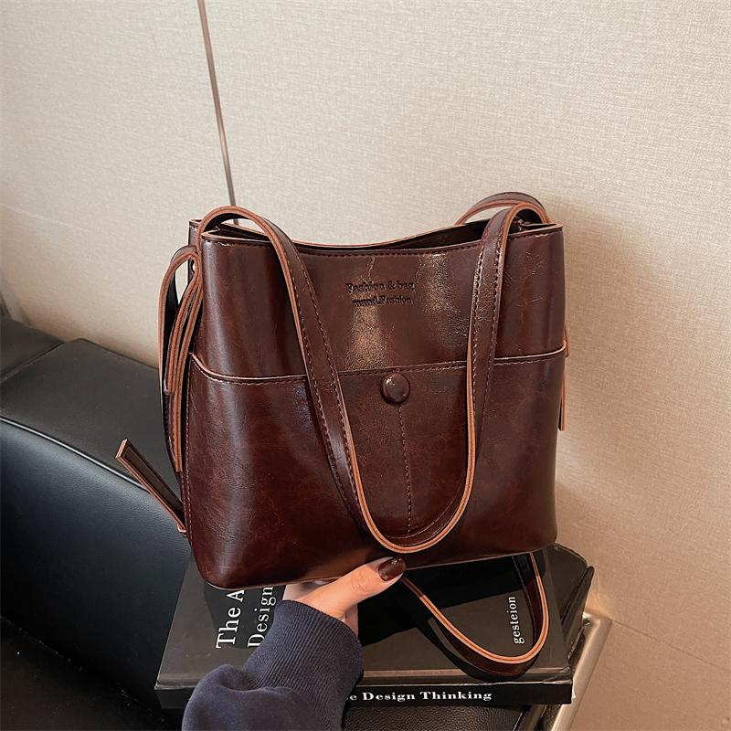 Classic Retro Leather Bucket Bag Ladies Small Crossbody Bag Adjustable Strap for Daily Commute Work and Travel 24 × 10 × 21 cm кавовий
Classic Retro Leather Bucket Bag Ladies Small Crossbody Bag Adjustable Strap for Daily Commute Work and Travel 24 × 10 × 21 cm кавовий