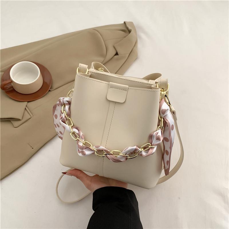 French Minimalist Women s Bag 2023 Autumn/winter New High-end Fashion Bucket Bag Commuter Crossbody Bag White
French Minimalist Women s Bag 2023 Autumn/winter New High-end Fashion Bucket Bag Commuter Crossbody Bag White