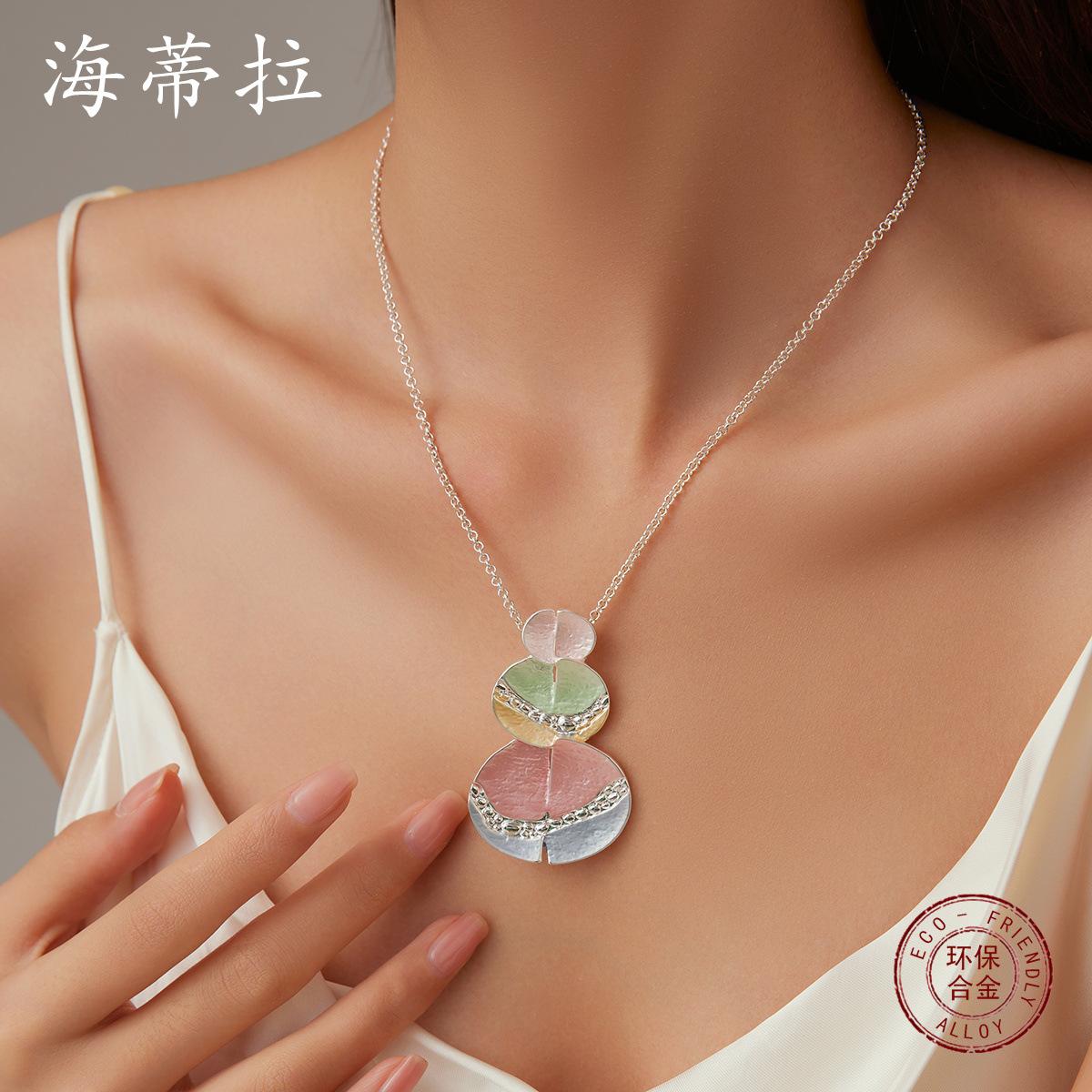 Color painting oil irregular petal small pendant, fashionable and simple women s high-end flower necklace
Color painting oil irregular petal small pendant, fashionable and simple women s high-end flower necklace
