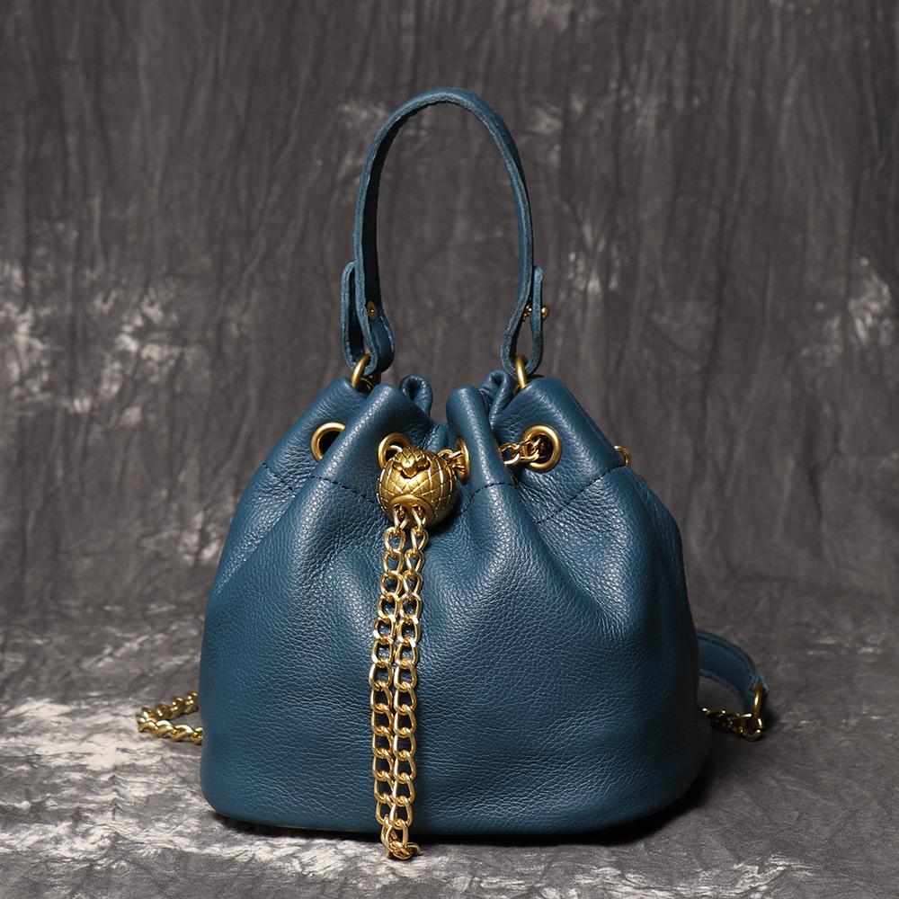 2025 Hand-made First Layer Cowhide Makeup Bag Fashion Casual Leather Bucket Bag High-quality Soft Leather Chain Bag 17x13x16cm синій
2025 Hand-made First Layer Cowhide Makeup Bag Fashion Casual Leather Bucket Bag High-quality Soft Leather Chain Bag 17x13x16cm синій