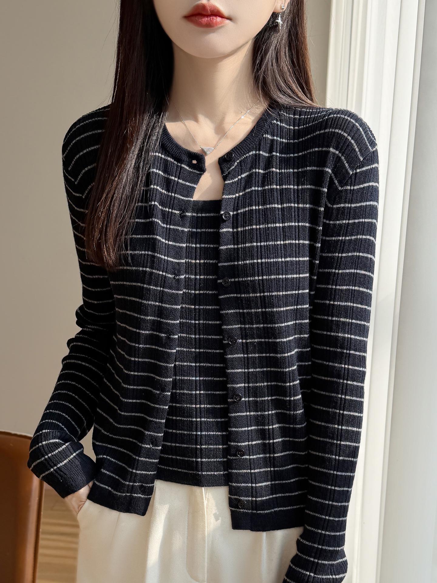 Women s Striped Wool Cardigan & Camisole Set – Round Neck, Long Sleeve, Slimming Knit Sweater Combo Large чёрный
Women s Striped Wool Cardigan & Camisole Set – Round Neck, Long Sleeve, Slimming Knit Sweater Combo Large чёрный