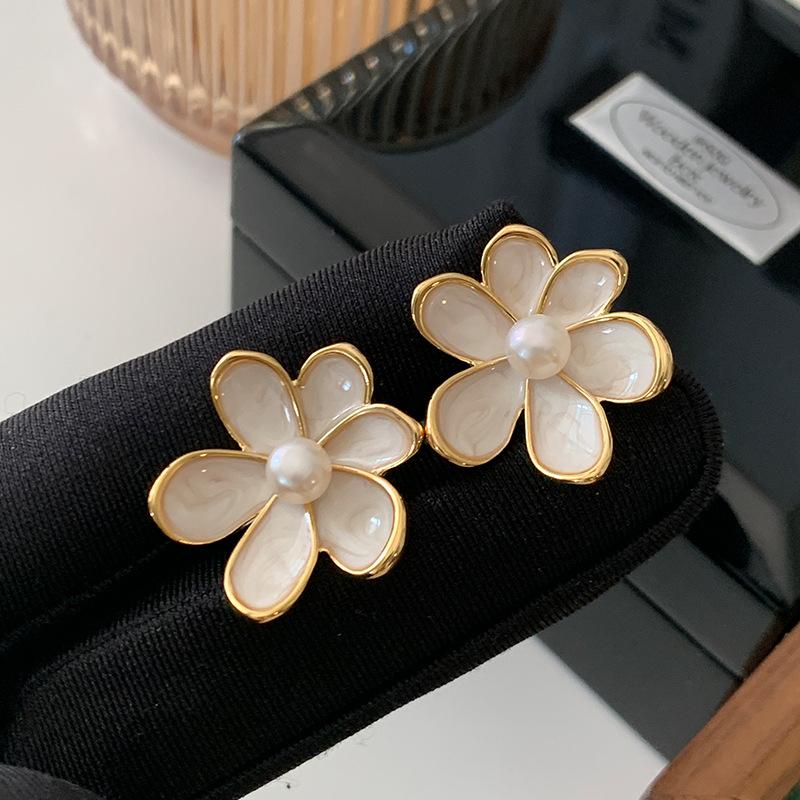 Trendy New Women s Flower Stud Earrings White Green Enamel Petals Imitation Pearl in Middle Irregular Curved Floral Earrings
Trendy New Women s Flower Stud Earrings White Green Enamel Petals Imitation Pearl in Middle Irregular Curved Floral Earrings