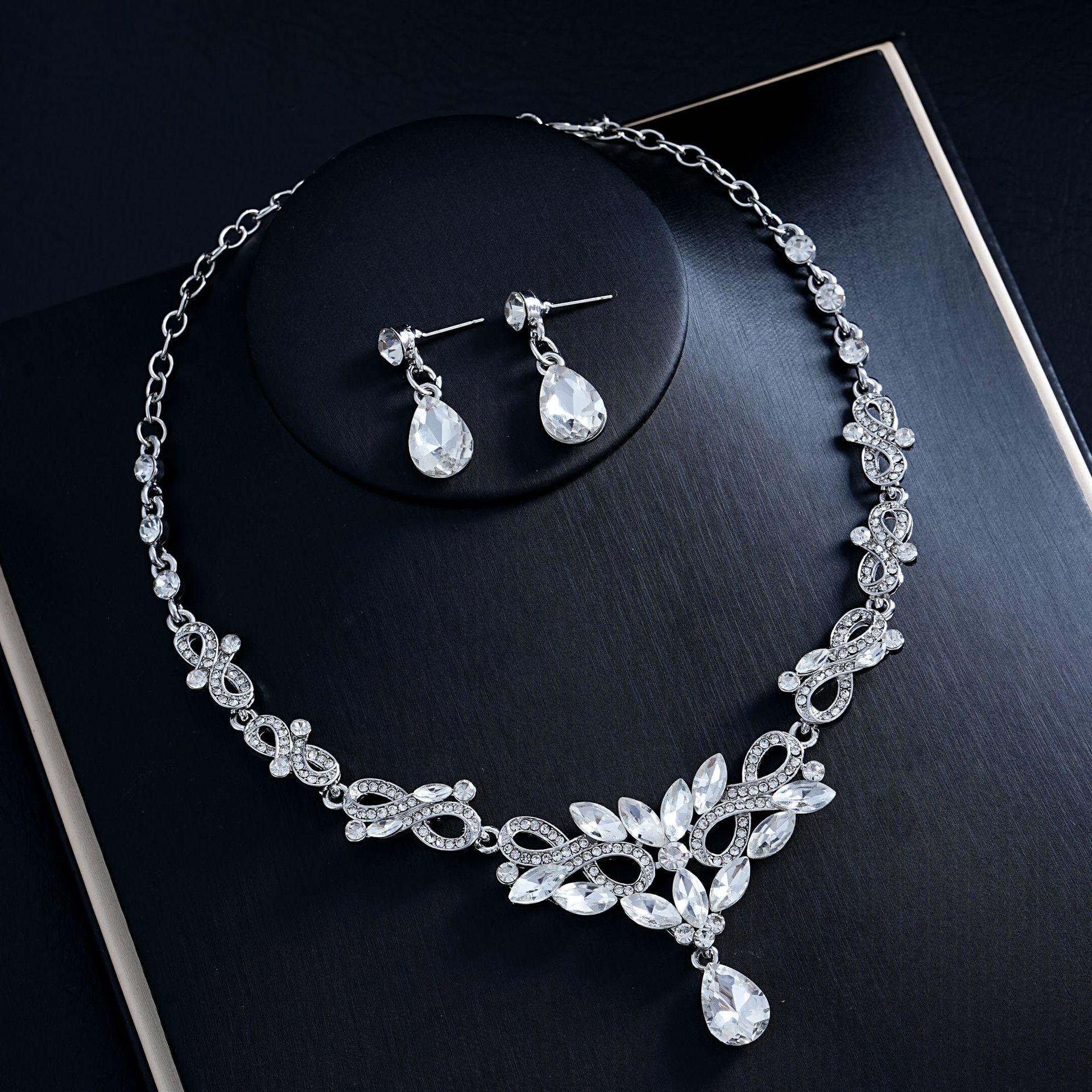 Luxury Crystal Rhinestone Bridal Jewelry Set: Elegant Wedding Necklace & Earrings срібний
Luxury Crystal Rhinestone Bridal Jewelry Set: Elegant Wedding Necklace & Earrings срібний