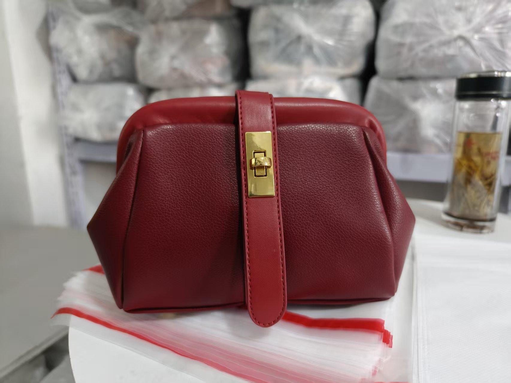 New Bags with High-quality Lychee Pattern Single Shoulder Crossbody Handbag, Personalized and Versatile, Hand-held Women s Bag бордовый
New Bags with High-quality Lychee Pattern Single Shoulder Crossbody Handbag, Personalized and Versatile, Hand-held Women s Bag бордовый