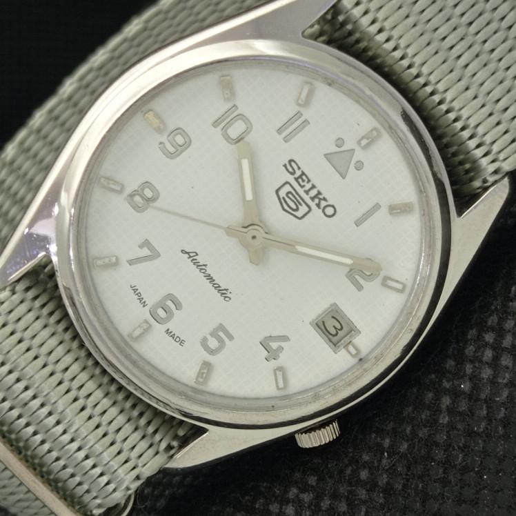 USED VINTAGE SEIKO 5 AUTOMATIC 7009A JAPAN MENS DATE WHITE WATCH 608h-a316603-2 SKU608h-a316603
USED VINTAGE SEIKO 5 AUTOMATIC 7009A JAPAN MENS DATE WHITE WATCH 608h-a316603-2 SKU608h-a316603