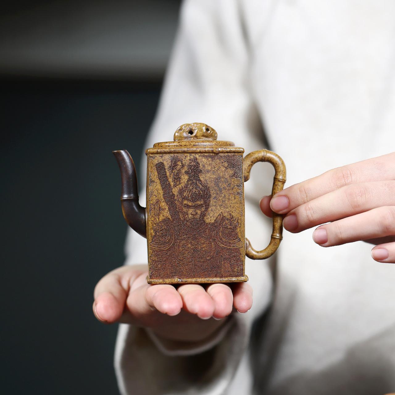 160ML Authentic Yixing Purple Clay Teapots Handmade square Pot Raw Ore wood-fired porcelain Mud Kettle Zisha Tea Set Cafes Craft
160ML Authentic Yixing Purple Clay Teapots Handmade square Pot Raw Ore wood-fired porcelain Mud Kettle Zisha Tea Set Cafes Craft