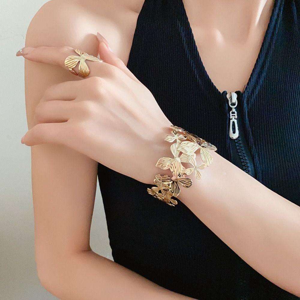 Gold/silver Hollow Bangle Flora Design Open Bracelet Flower Cuff Bangle Arm Accessories срібний
Gold/silver Hollow Bangle Flora Design Open Bracelet Flower Cuff Bangle Arm Accessories срібний