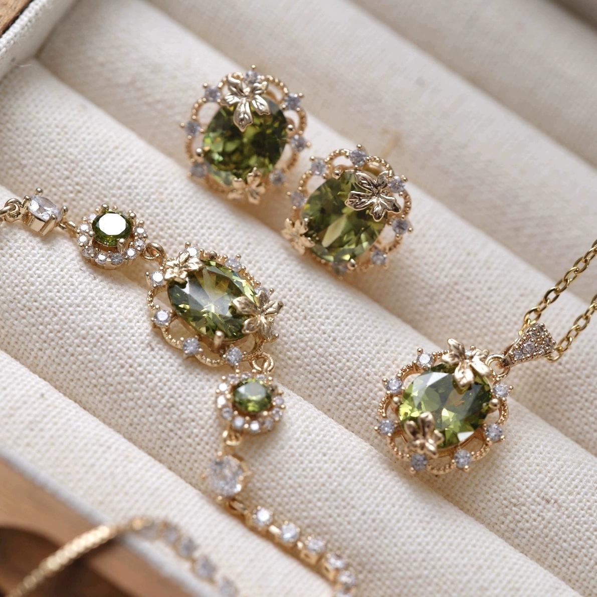The Wizard of Oz Series~ Mori Series Exquisite Full Diamond Super Glitter Olive Green Maple Leaf Stud Earrings Bracelet Women s Set 2026 45CM
The Wizard of Oz Series~ Mori Series Exquisite Full Diamond Super Glitter Olive Green Maple Leaf Stud Earrings Bracelet Women s Set 2026 45CM
