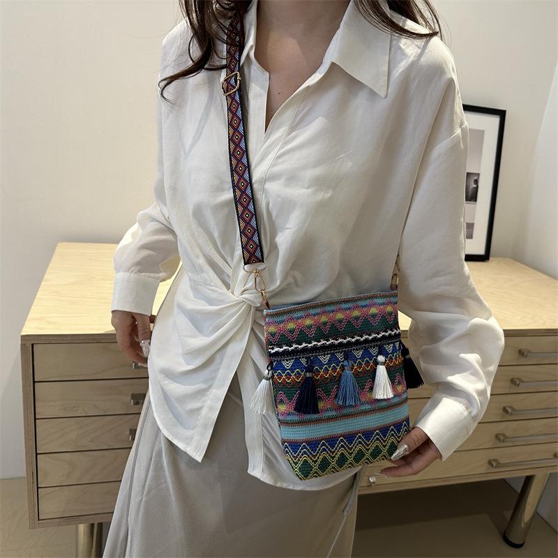 Chinese ethnic shoulder bag texture trendy fashion foreign large capacity small square bag 2025 new foreign women s bag
Chinese ethnic shoulder bag texture trendy fashion foreign large capacity small square bag 2025 new foreign women s bag