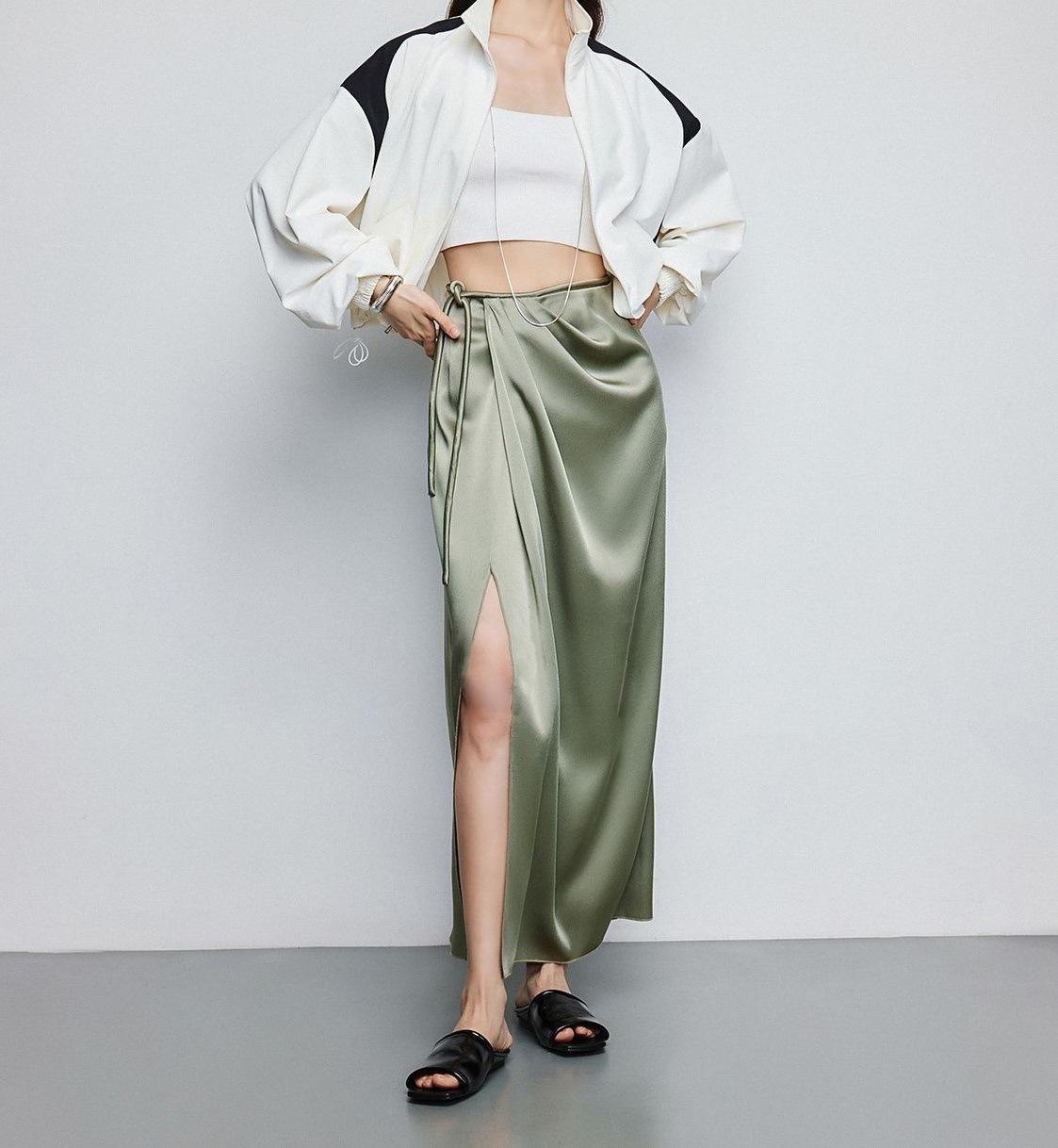 Женская атласная миди-юбка с завышенной талией и разрезом Extra Large зелёный
Женская атласная миди-юбка с завышенной талией и разрезом Extra Large зелёный